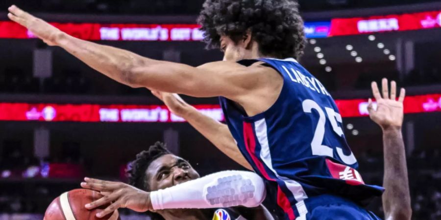 Ein Bild mit Symbolkraft: Die USA (hier Donovan Mitchell/links) mussten gegen Frankreich unten durch