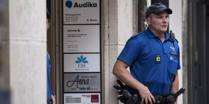 Ein Polizist vor der CSS-Filiale in Schaffhausen nach dem Angriff im Juli 2017. Schaffhausen