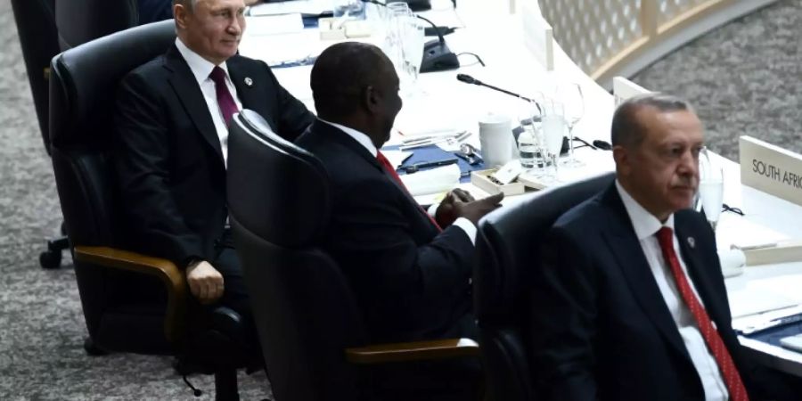 Putin (l.) mit seiner Thermostasse in Osaka