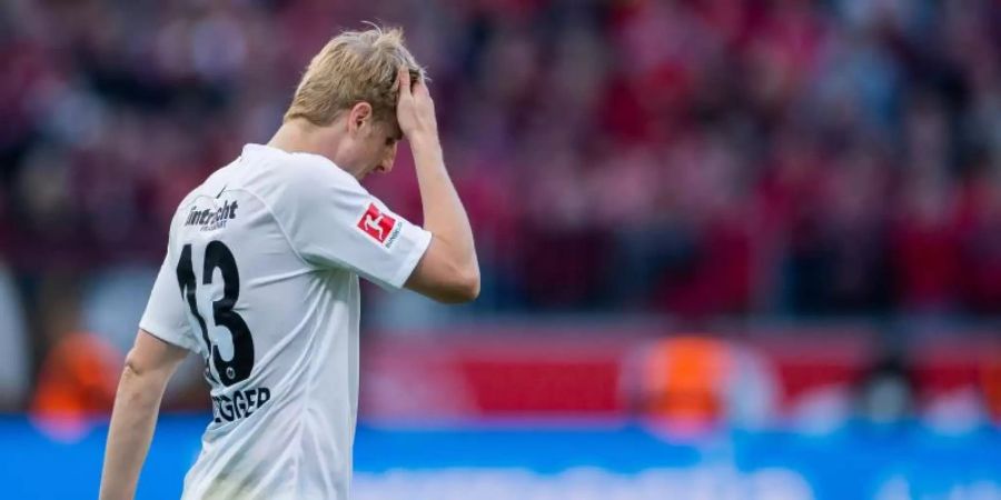 Muss das Eintracht-Trikot wieder ausziehen: Martin Hinteregger. Foto: Rolf Vennenbernd