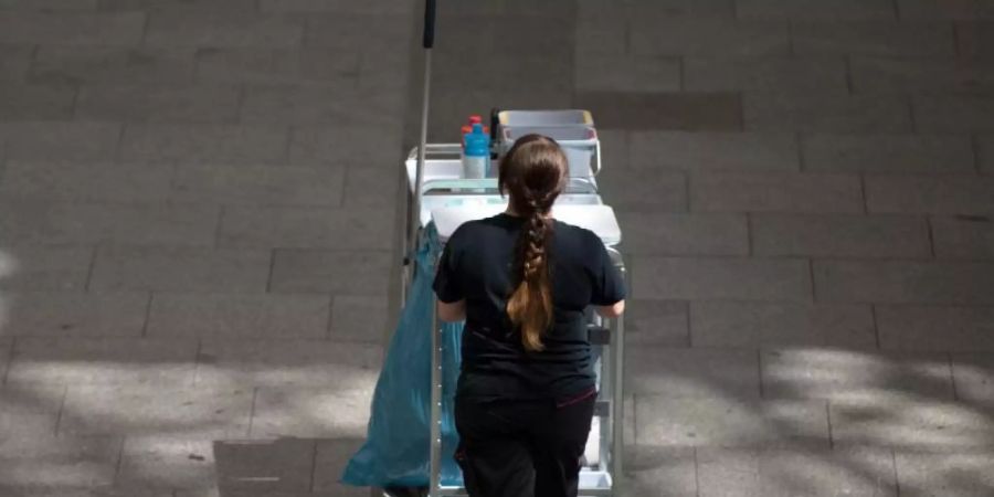 Im deutschen Gebäudereiniger-Handwerk nehmen die Verhandlungsparteien einen neuen Anlauf, um den Tarifkonflikt beizulegen. Foto: Sebastian Kahnert