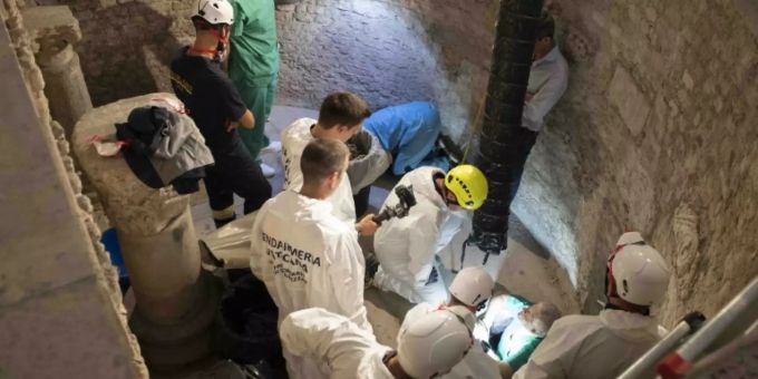 Experten in einem Beinkeller im Vatikan Experten in einem Beinkeller im Vatikan
