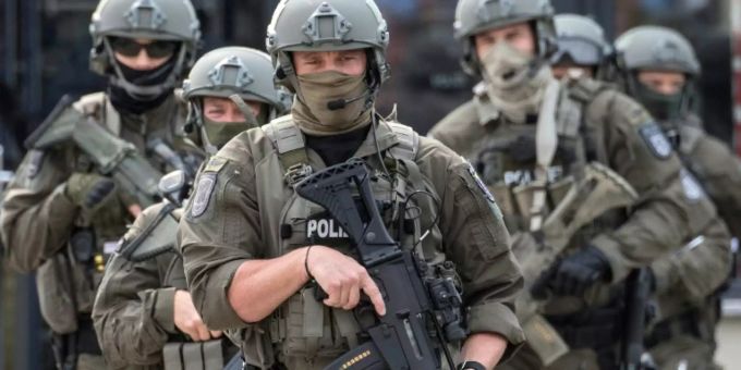 Ein Spezialkommando der Polizei bei einer Übung Ein Spezialkommando der Polizei bei einer Übung