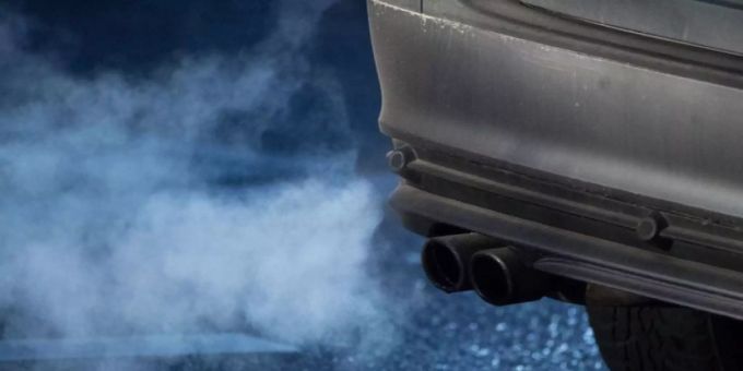 Der vermehrte Einsatz von biogenen Treibstoffen, Hybrid- und Elektro-Antrieben hat vorerst nicht zu einer Verminderung des Kohlendioxid-Ausstosses geführt: Das vermehrte Aufkommen von Privatverkehr und emissionsintensiven Fahrzeugen hat die Ersparnisse wieder aufgefressen. (Archivbild) Der vermehrte Einsatz von biogenen Treibstoffen, Hybrid- und Elektro-Antrieben hat vorerst nicht zu einer Verminderung des Kohlendioxid-Ausstosses geführt: Das vermehrte Aufkommen von Privatverkehr und emissionsintensiven Fahrzeugen hat die Ersparnisse wieder aufgefressen. (Archivbild)