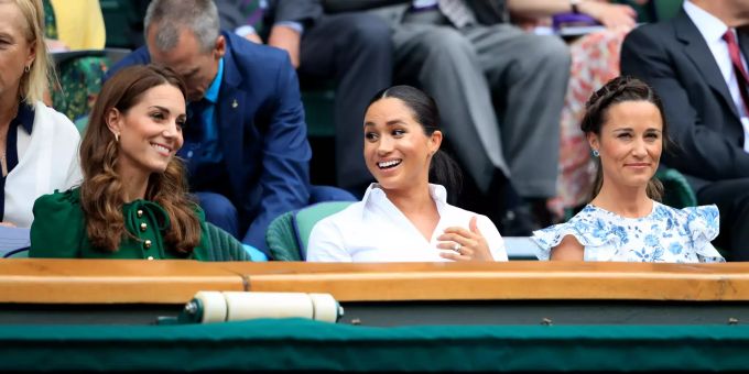 Herzogin Kates Schwester Pippa Middleton (r.) zeigte sich aktuell mit einem kleinen Babybauch. Meghan Markle Pippa Middleton