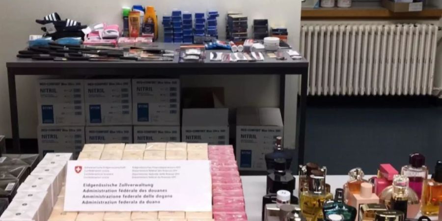 Unter dem in St. Margrethen SG sichergestellten Diebesgut fanden sich 142 Parfümflaschen.