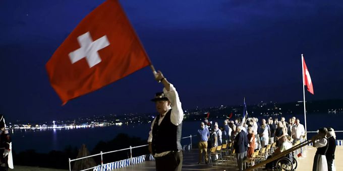 Fahnen, Feuer, Feuerwerk und Reden: Sechs der sieben Bundesratsmitglieder werden an einem oder mehreren Orten zu den Feiernden sprechen. (Themenbild) Fahnen, Feuer, Feuerwerk und Reden: Sechs der sieben Bundesratsmitglieder werden an einem oder mehreren Orten zu den Feiernden sprechen. (Themenbild)