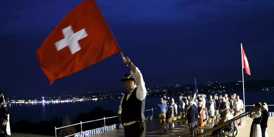 Fahnen, Feuer, Feuerwerk und Reden: Sechs der sieben Bundesratsmitglieder werden an einem oder mehreren Orten zu den Feiernden sprechen. (Themenbild)