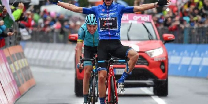 Giulio Ciccone feiert seinen Etappensieg auf der Königsetappe des 102. Giro d'Italia. Foto: Alessandro Di Meo/ANSA Giulio Ciccone feiert seinen Etappensieg auf der Königsetappe des 102. Giro d'Italia. Foto: Alessandro Di Meo/ANSA