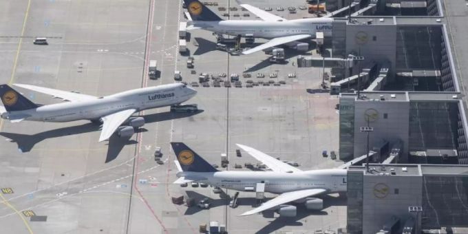 Bislang mit steuerfreiem Kerosin unterwegs: Lufthansa-Jets an Terminal 1 des Flughafens Frankfurt. Foto: Boris Roessler Bislang mit steuerfreiem Kerosin unterwegs: Lufthansa-Jets an Terminal 1 des Flughafens Frankfurt. Foto: Boris Roessler