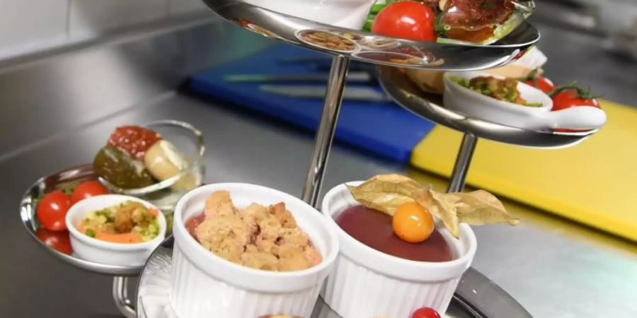 Eine Etagere mit kalten Snacks. Lieber öfter essen, aber in kleineren Portionen. Die sogenannte Snackifikation ist ein neuer Essenstrend. Foto: Arne Dedert