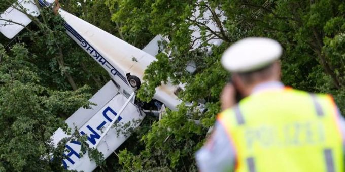 Ein Kleinflugzeug hängt neben einem Flugfeld in den Bäumen. Die beiden Insassen wurden in ein Krankenhaus gebracht. Foto: Marius Becker Ein Kleinflugzeug hängt neben einem Flugfeld in den Bäumen. Die beiden Insassen wurden in ein Krankenhaus gebracht. Foto: Marius Becker