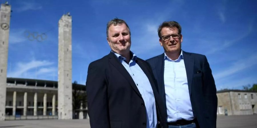 Axel Balkausky, ARD-Koordinator für Sport (l), und Thomas Fuhrmann, Leiter der ZDF-Hauptredaktion Sport, vor dem Olympiastadion. Foto: