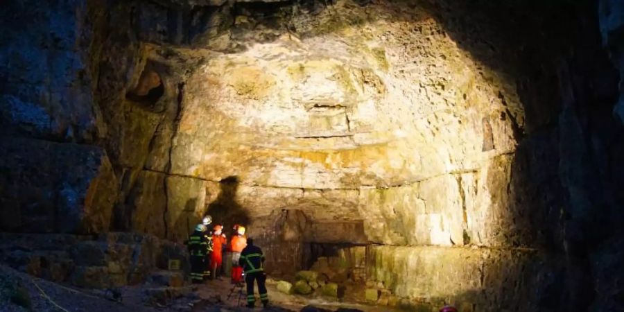 Die Falkensteiner Höhle ist keine Schauhöhle, sondern eine sogenannte wilde Höhle, deren Erkundung nach Angaben der Stadt Bad Urach nicht ungefährlich ist. Foto: Krytzner/SDMG