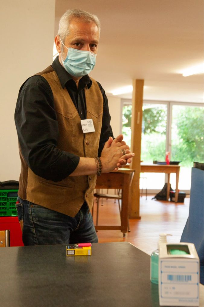 Die freiwilligen Handwerker desinfizieren ihre Hände regelmässig und tragen Masken.