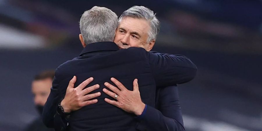 José Mourinho und Carlo Ancelotti umarmen sich.