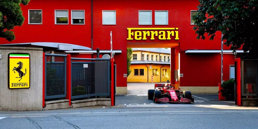 Charles Leclerc pilotiert den Ferrari SF1000 aus dem «roten Tor» der alten Ferrari-Fabrik in Maranello.