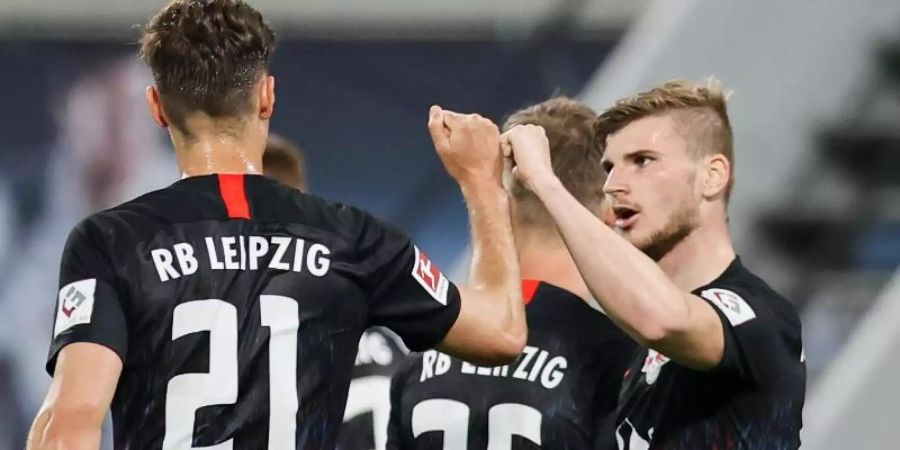 Timo Werner (r) jubelt mit Patrik Schick über den Treffer zum 2:0 für die Leipziger im Spiel gegen Fortuna Düsseldorf. Foto: Jan Woitas/dpa-Zentralbild/dpa