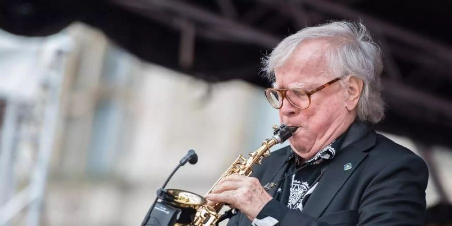 Der Mann am Saxofon: Klaus Doldinger bringt aber auch als Sänger den Swing mit. Foto: Silas Stein/dpa