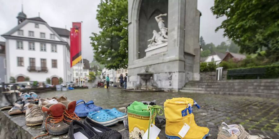 Schuhe statt Aktivisten: Drei Demonstrantinnen der Klimagruppe Nidwalden und rund 200 Paar Schuhe beim Winkelried-Denkmal in Stans.