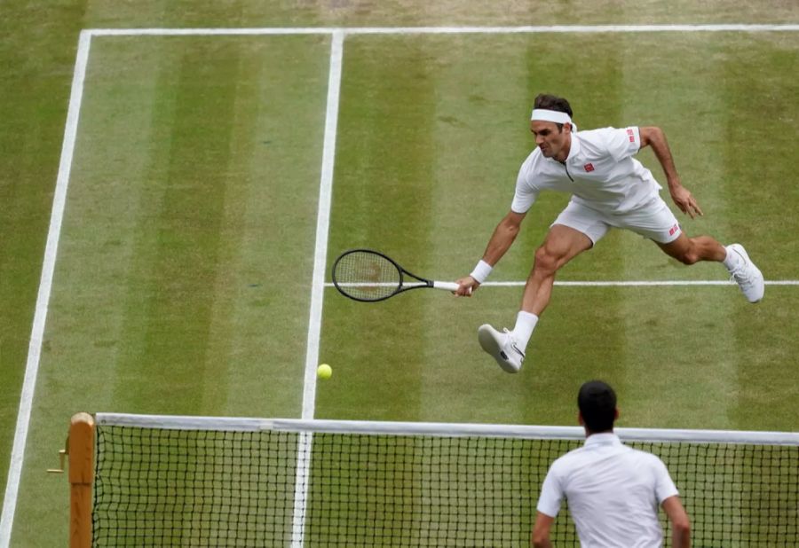 Das Vorbild: Der in weiss gekleidete Roger Federer auf dem heiligen Rasen in Wimbledon. (Archivbild)