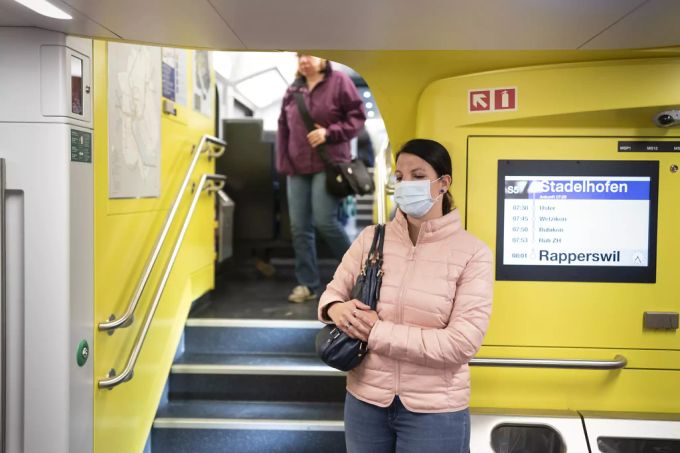 Eine Frau mit Schutzmaske in einer S5 des Zürcher Verkehrsverbunds. Schutzmaske S-Bahn ÖV
