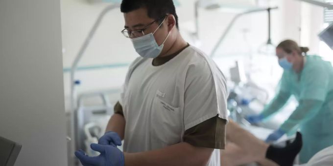 Zwei Pfleger bei einem Coronavirus-Erkrankten. CORONAVIRUS