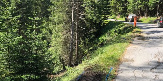 Personenwagen geriet über die Strasse hinaus. Personenwagen geriet über die Strasse hinaus