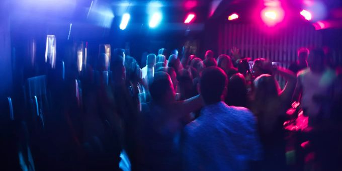 Wegen Trinkhalm? - 109 Infizierte nach Party in Prager Nachtklub