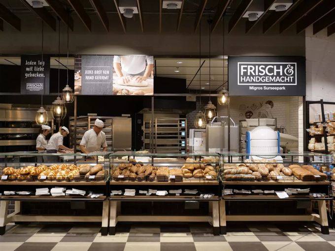 Einblick in die Hausbäckerei: In 130 Migros-Filialen schweizweit wird vor den Augen der Kunden Teig gemischt, geknetet und Brot gebacken. Einblick in die Bäckerstube