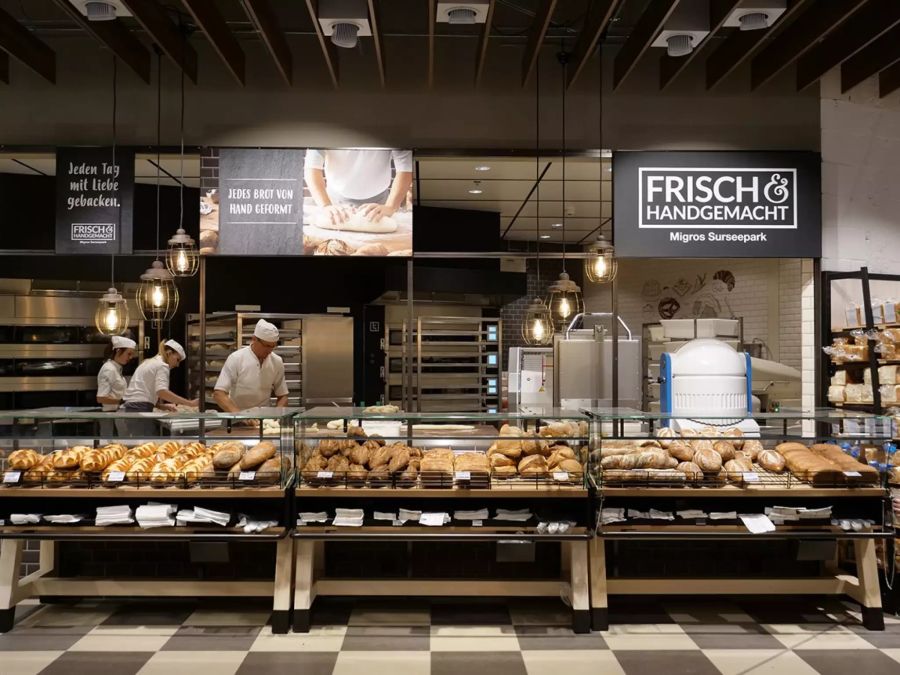 Einblick in die Hausbäckerei: In 130 Migros-Filialen schweizweit wird vor den Augen der Kunden Teig gemischt, geknetet und Brot gebacken.