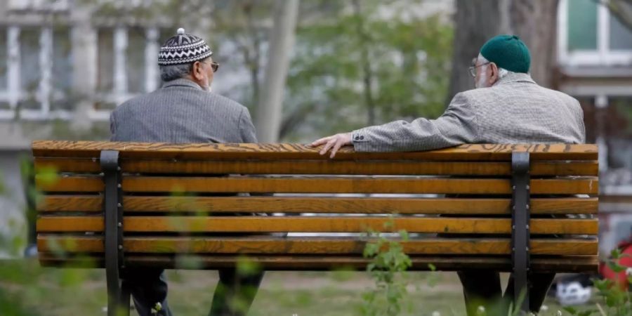 Zwei Männer auf einer Parkbank in Berlin
