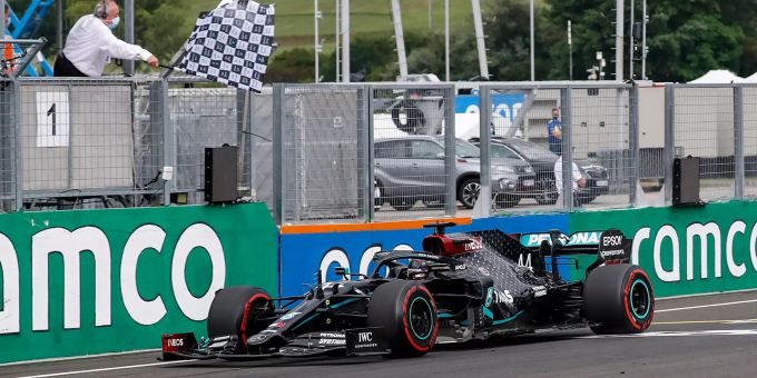 Lewis Hamilton gewinnt am letzten Sonntag überlegen den GP Ungarn und ist nun Führender der Gesamtwertung. Formel 1 Lewis Hamilton