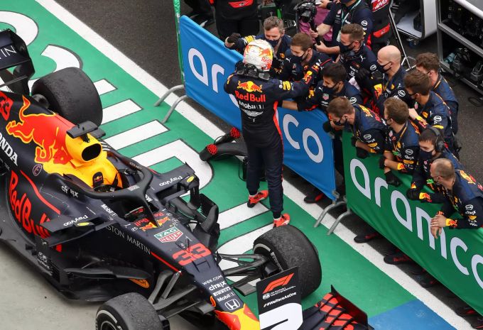 Max Verstappen feiert nach Platz zwei im Grand Prix von Ungarn mit seinen Mechanikern. Max Verstappen Red Bull