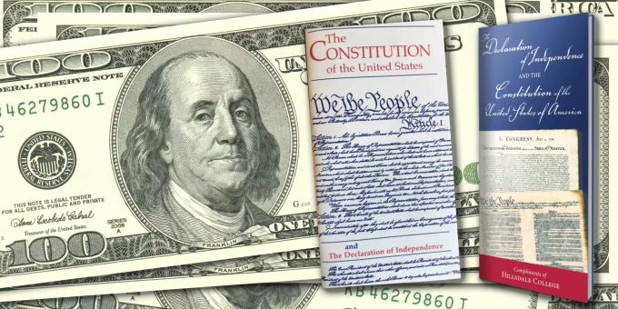 Benjamin Franklin, einer der Gründerväter der USA, abgebildet auf der 100-Dollar-Note, mit zwei Varianten der Taschenbuch-Ausgabe der US-Verfassung. Benjamin Franklin US-Verfassung Constitution