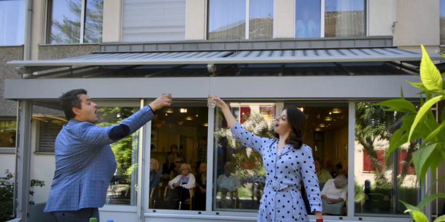 Opernklassiker nicht auf der Bühne, sondern auf der Terrasse: Die Sopranistin Reka Szabo und der Tenor Nazariy Sadivskyy von Konzert Theater Bern singen während der Corona-Krise für die Bewohnerinnen und Bewohner des Berner Betagtenheims Mattenhof.