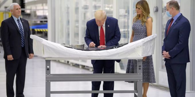 US-Präsident Donald Trump beim Besuch von SpaceX. donald trump spacex