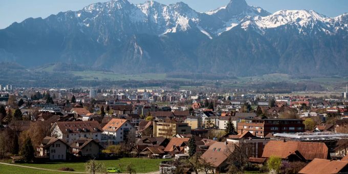 Blick auf Steffisburg mit den Alpen im Hintergrund - Steffisburg Blick auf Steffisburg mit den Alpen im Hintergrund - Steffisburg