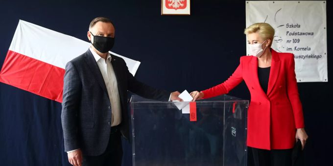 Andrzej Duda (l), Präsident von Polen und Kandidat für das Amt des Präsidenten der PiS (Recht und Gerechtigkeit), gibt mit seiner Frau Agata Kornhauser-Duda in einem Wahllokal seine Stimme ab. In Polen hat am Sonntag die Stichwahl um das Präsidentenamt begonnen. Die rund 30 Millionen Wahlberechtigten können sich zwischen Amtsinhaber Duda und seinem oppositionellen Herausforderer Trzaskowski entscheiden. polen
