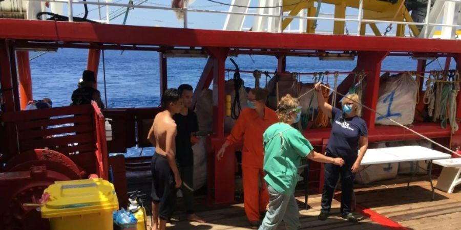 Flüchtlinge und Helfer an Bord der «Ocean Viking»