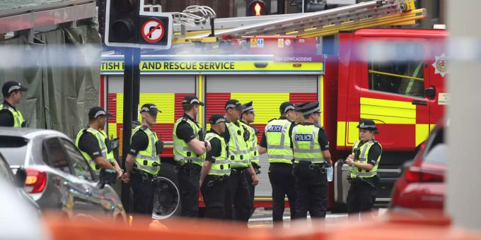 Polizeibeamte stehen an einem abgesperrten Tatort in der West George Street in Glasgow. Glasgow