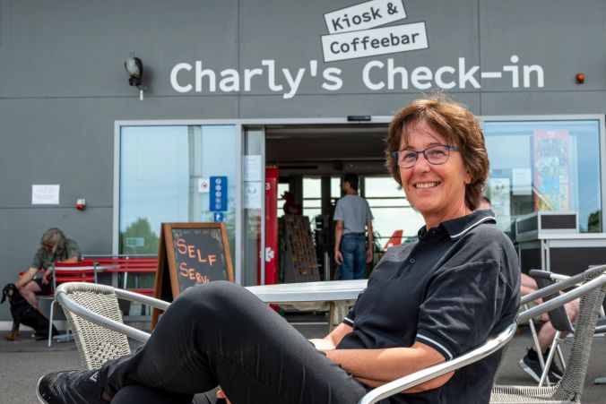 Pamela Aeschlimann vor ihrem "Charly's Check-in"
