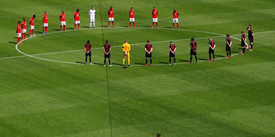 In jedem Spiel der Bundesliga an diesem Wochenende wird eine Schweigeminute für die Opfer des Coronavirus abgehalten.