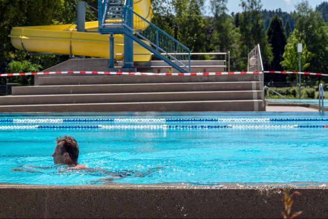 Schwimmen hinter der Abschrankung