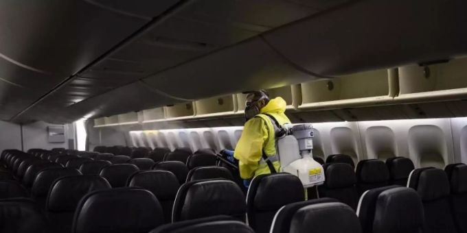 Ein Mitarbeiter des Flughafens Paris-Charles-de-Gaulle desinfiziert den Passagierraum eines Air France-Maschine. Foto: Ian Langsdon/EPA POOL/AP/dpa Ein Mitarbeiter des Flughafens Paris-Charles-de-Gaulle desinfiziert den Passagierraum eines Air France-Maschine. Foto: Ian Langsdon/EPA POOL/AP/dpa