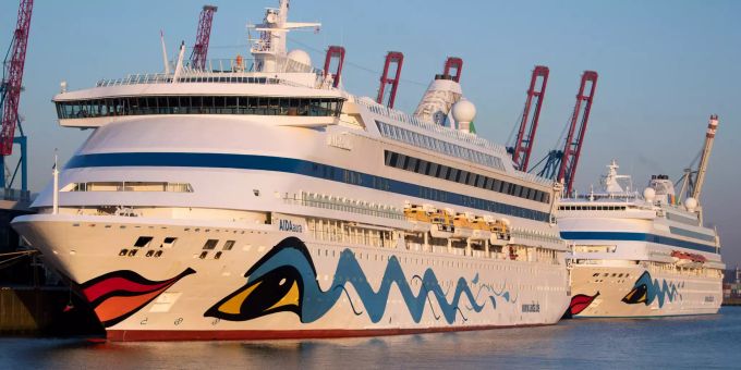 Die beiden Aida-Schiffe "Aidaaura" und "Aidacara" (v.l.) liegen am Kreuzfahrt-Terminal Steinwerder in Hamburg (D). (Archivbild) Aida Cruises