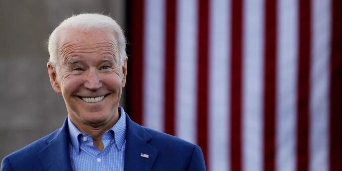 Joe Biden, ehemaliger US-Vizepräsident und Bewerber um die Präsidentschaftskandidatur der Demokraten, kann derzeit – noch – lachen. joe biden donald Trump
