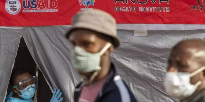 Menschen stehen in Johannesburg vor einem Zelt an, um sich auf eine Infektion mit dem Coronavirus testen zu lassen. Foto: Themba Hadebe/AP/dpa Menschen stehen in Johannesburg vor einem Zelt an, um sich auf eine Infektion mit dem Coronavirus testen zu lassen. Foto: Themba Hadebe/AP/dpa