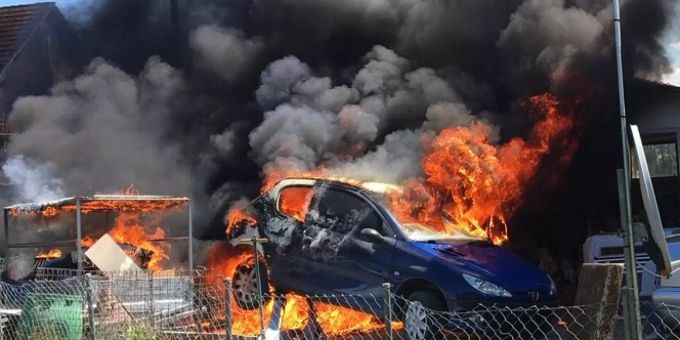 Beim Autobrand wurden zwei Personen verletzt.