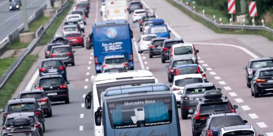 Verkehr auf der Autobahn 8 in Fahrtrichtung München. Foto: Sven Hoppe/dpa